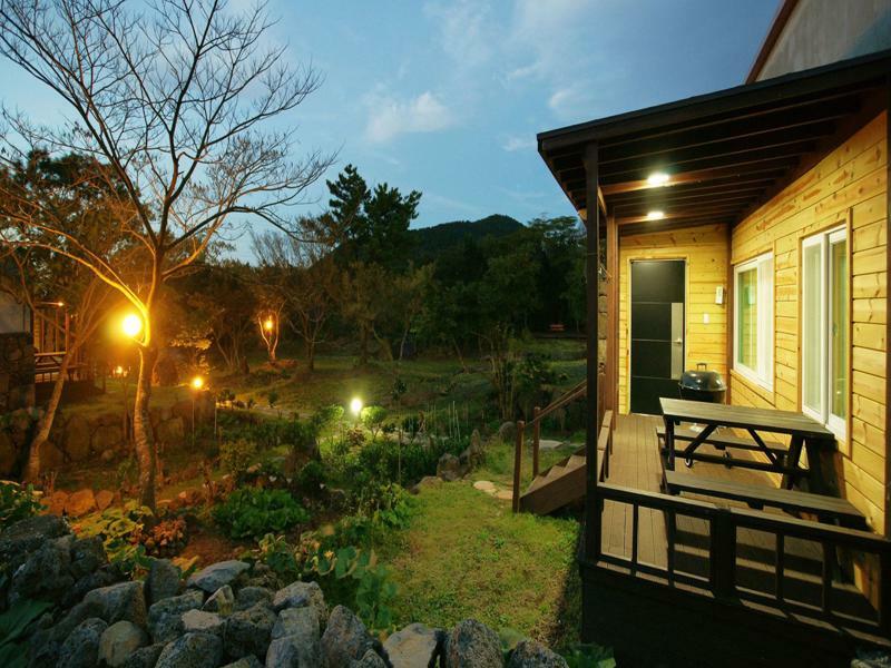 Gotjawal Geomunoreum Pension Чечжу Екстер'єр фото